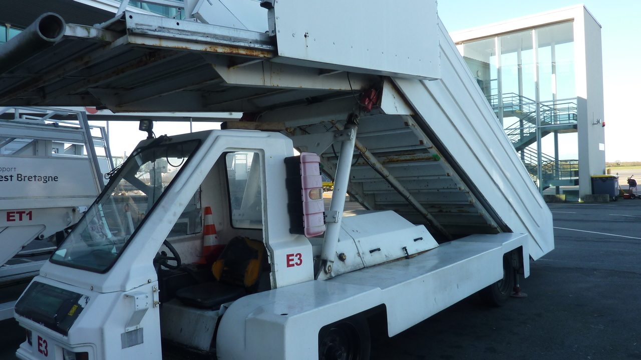 TLD Passenger stairs ABS580 - Tangga pesawat: gambar 1 TLD Passenger stairs ABS580 - Tangga pesawat: gambar 1