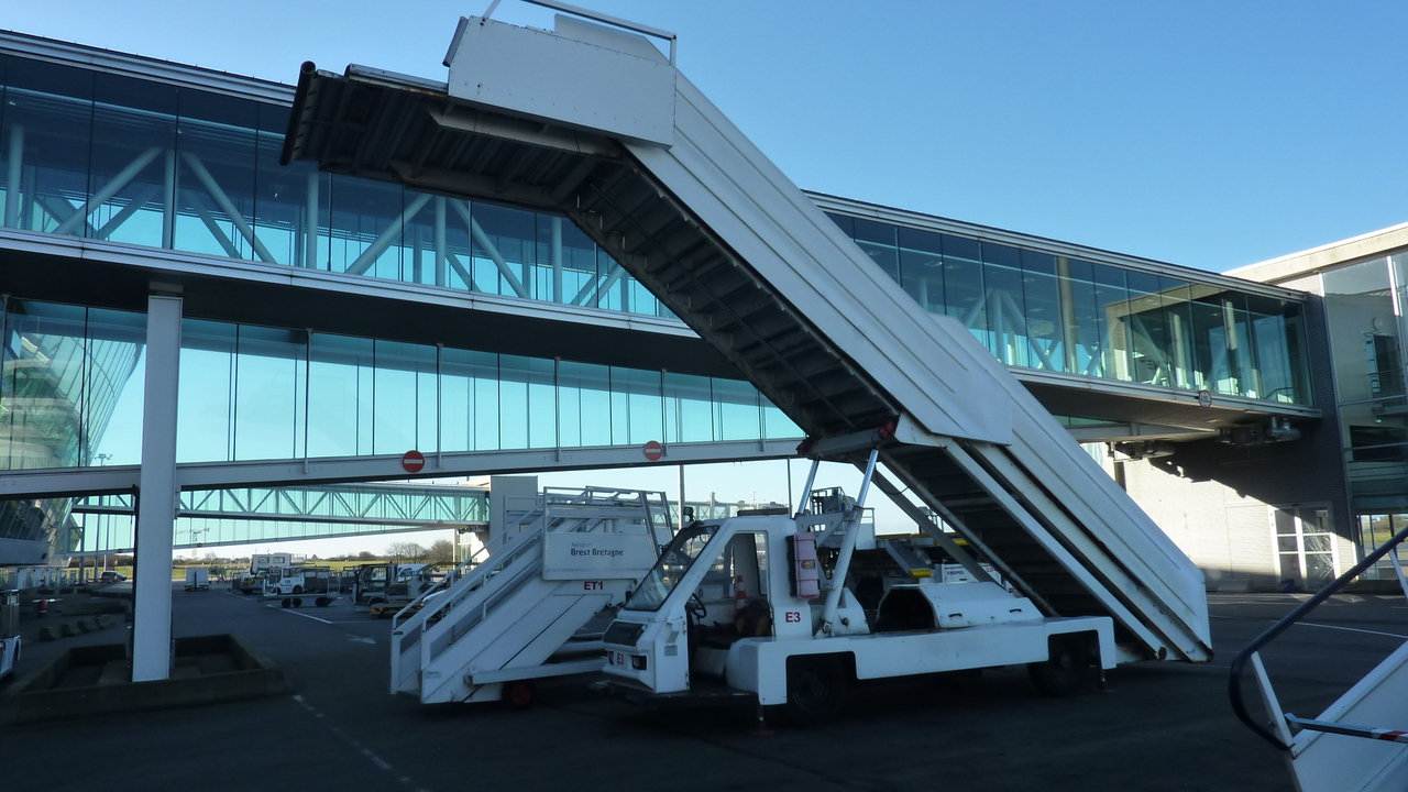 TLD Passenger stairs ABS580 - Tangga pesawat: gambar 2 TLD Passenger stairs ABS580 - Tangga pesawat: gambar 2