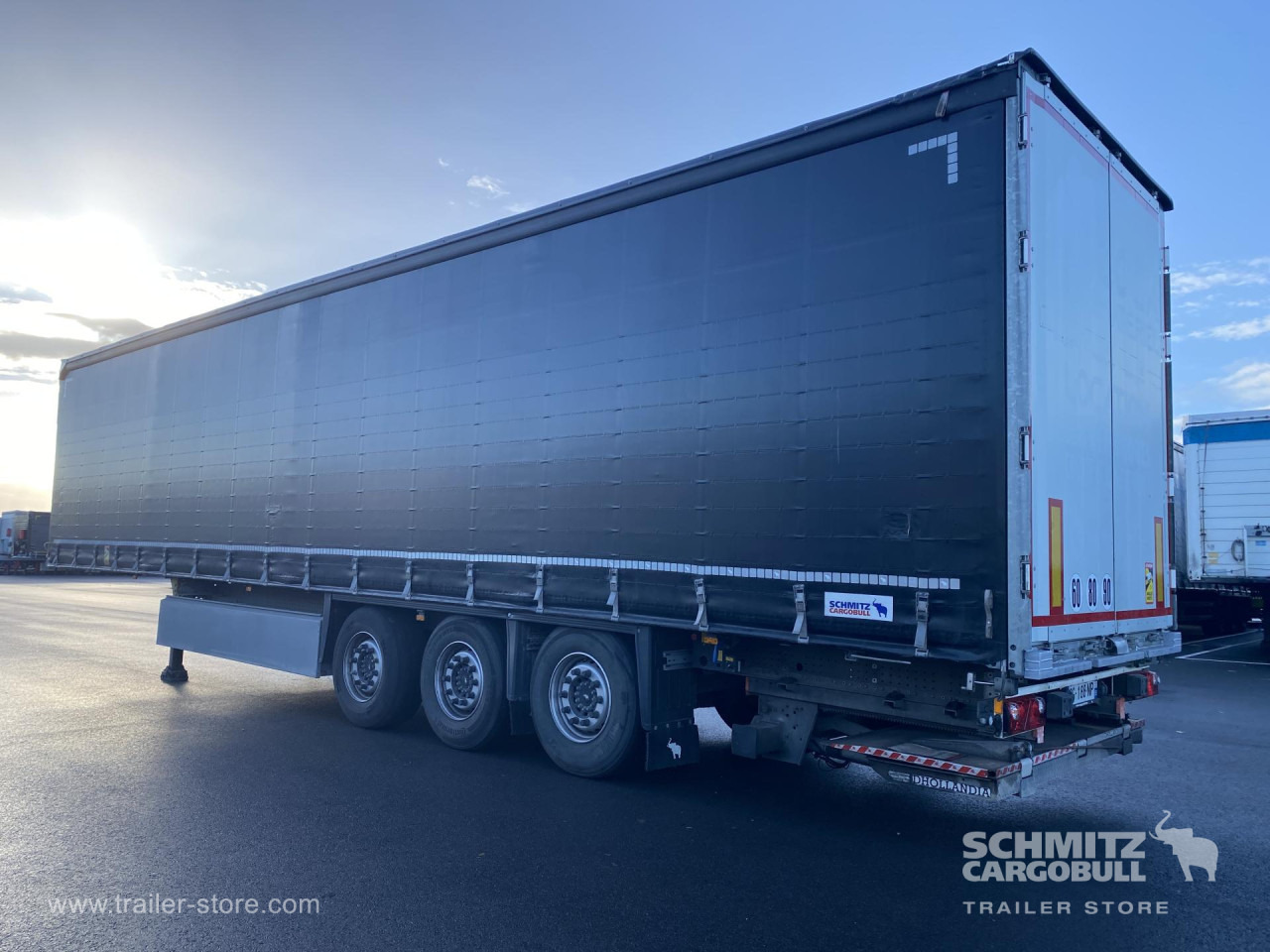 SCHMITZ Curtainsider Standard Taillift - Semi-trailer dengan terpal samping: gambar 5 SCHMITZ Curtainsider Standard Taillift - Semi-trailer dengan terpal samping: gambar 5