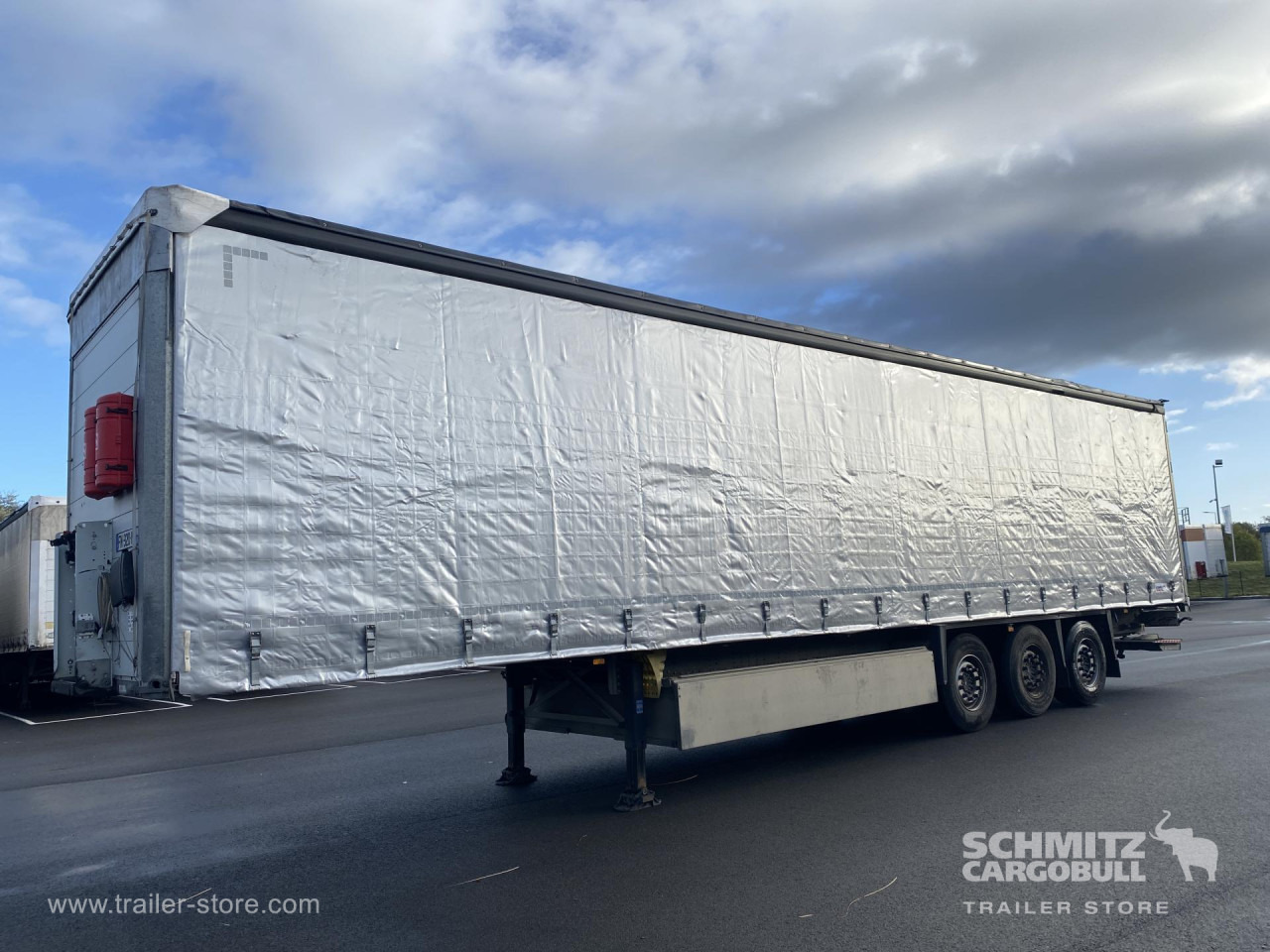 SCHMITZ Curtainsider Standard Taillift - Semi-trailer dengan terpal samping: gambar 1 SCHMITZ Curtainsider Standard Taillift - Semi-trailer dengan terpal samping: gambar 1