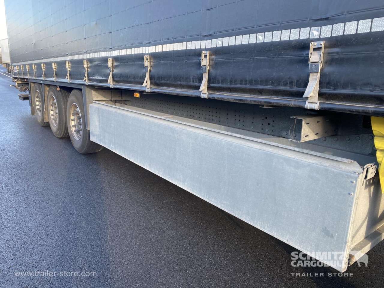 SCHMITZ Curtainsider Standard Taillift - Semi-trailer dengan terpal samping: gambar 4 SCHMITZ Curtainsider Standard Taillift - Semi-trailer dengan terpal samping: gambar 4