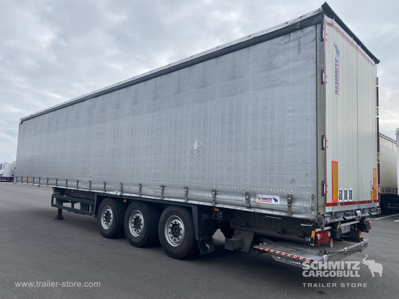 SCHMITZ Curtainsider Standard Taillift - Semi-trailer dengan terpal samping: gambar 3 SCHMITZ Curtainsider Standard Taillift - Semi-trailer dengan terpal samping: gambar 3