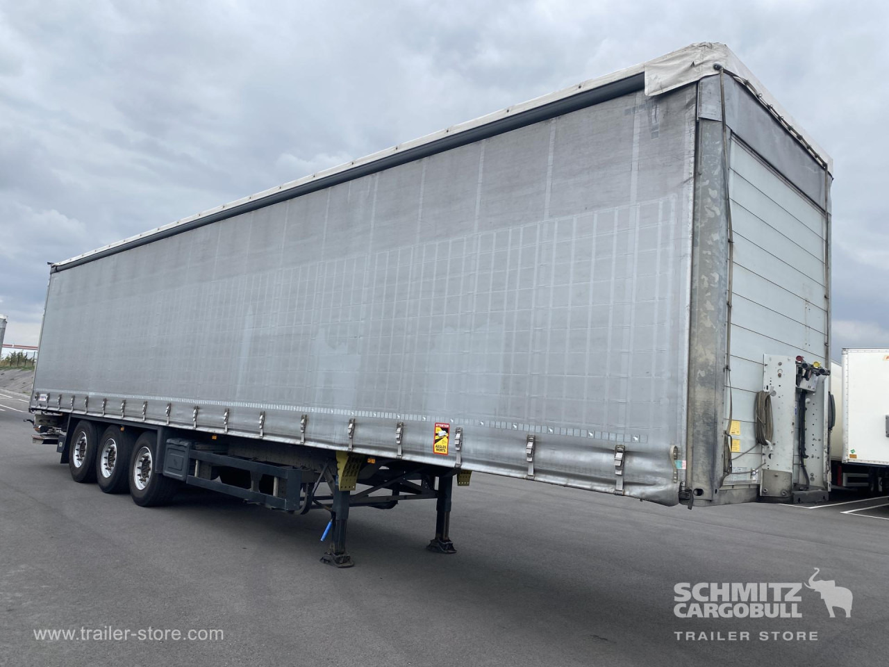SCHMITZ Curtainsider Standard Taillift - Semi-trailer dengan terpal samping: gambar 1 SCHMITZ Curtainsider Standard Taillift - Semi-trailer dengan terpal samping: gambar 1