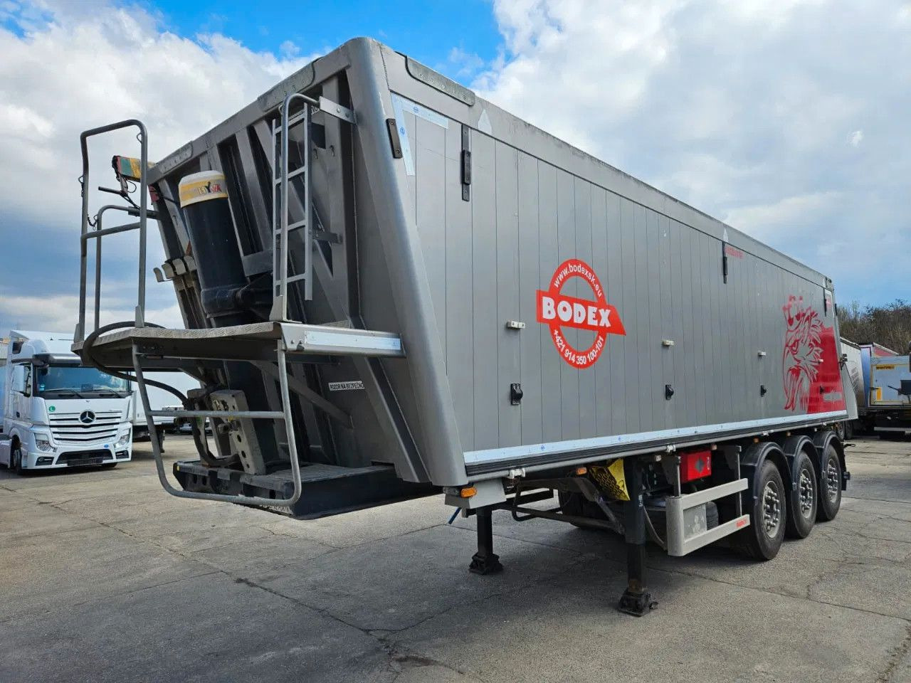 Bodex KIS3B - Semi-trailer jungkit: gambar 1 Bodex KIS3B - Semi-trailer jungkit: gambar 1