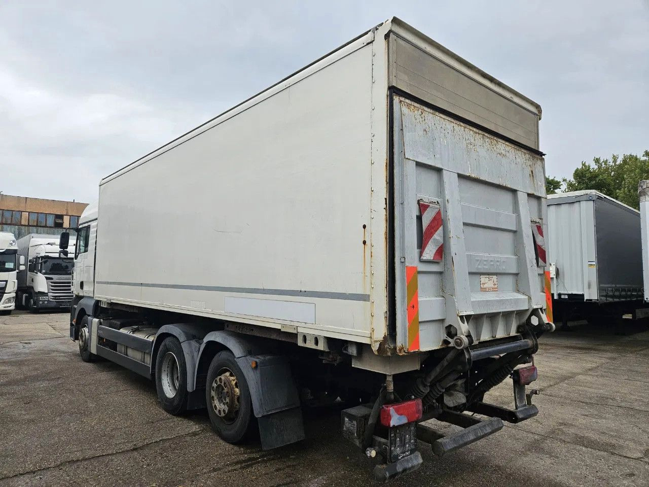 MAN TGA 26.400 BDF Tail Lift Euro5, New Smart2 Tacho - Pengangkut kontainer/ Container truck: gambar 4 MAN TGA 26.400 BDF Tail Lift Euro5, New Smart2 Tacho - Pengangkut kontainer/ Container truck: gambar 4