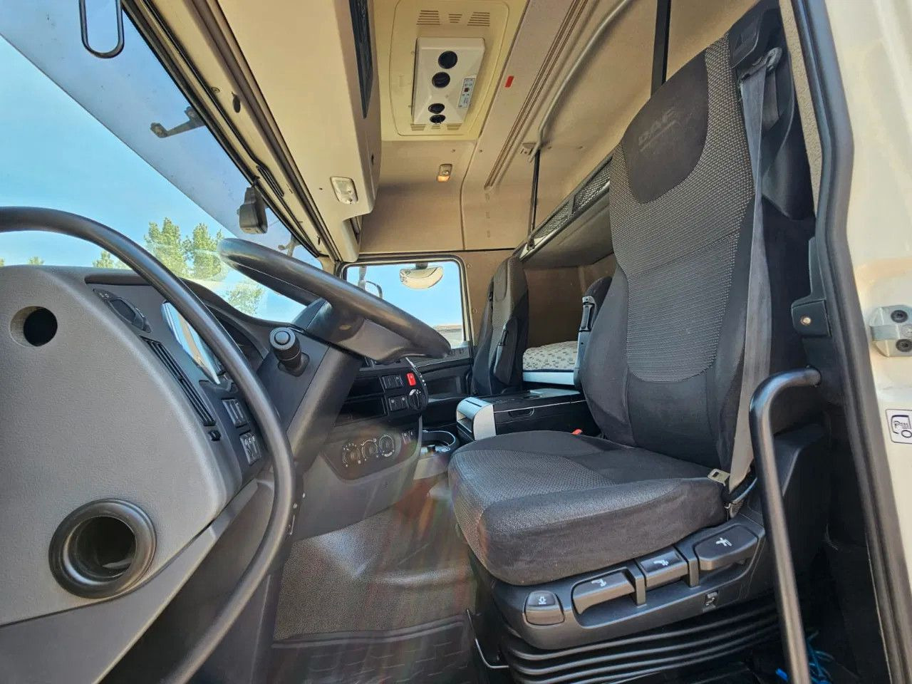DAF XF 460 Space Cab Standklima 1 units - Tractor head: gambar 5 DAF XF 460 Space Cab Standklima 1 units - Tractor head: gambar 5