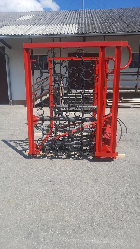 Neue Wiesenegge 6m hydraulisch Wiesenschleppe Fendt Schlepper - Garu rantai: gambar 5 Neue Wiesenegge 6m hydraulisch Wiesenschleppe Fendt Schlepper - Garu rantai: gambar 5