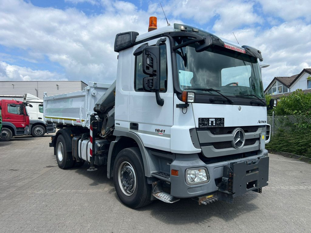 Mercedes-Benz Actros 1841 K 2-Achs Kipper Kran Funk/2xhydr+Gre Mercedes-Benz Actros 1841 K 2-Achs Kipper Kran Funk/2xhydr+Gre - Truk jungkit, Truk derek: gambar 2 Mercedes-Benz Actros 1841 K 2-Achs Kipper Kran Funk/2xhydr+Gre Mercedes-Benz Actros 1841 K 2-Achs Kipper Kran Funk/2xhydr+Gre - Truk jungkit, Truk derek: gambar 2