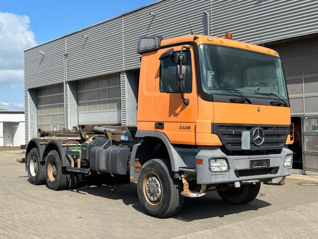 Mercedes-Benz Actros 3336 AK 6x6 Abrollkipper org. nur 84TKM - Hook lift: gambar 2 Mercedes-Benz Actros 3336 AK 6x6 Abrollkipper org. nur 84TKM - Hook lift: gambar 2