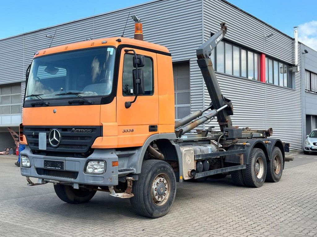 Mercedes-Benz Actros 3336 AK 6x6 Abrollkipper org. nur 84TKM - Hook lift: gambar 1 Mercedes-Benz Actros 3336 AK 6x6 Abrollkipper org. nur 84TKM - Hook lift: gambar 1