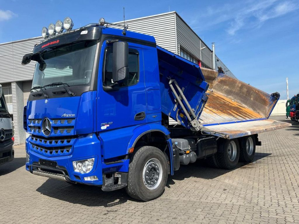 Mercedes-Benz Arocs 2642 6x4 3-Achs Kipper Bordmatik nur 163TK - Truk jungkit: gambar 1 Mercedes-Benz Arocs 2642 6x4 3-Achs Kipper Bordmatik nur 163TK - Truk jungkit: gambar 1