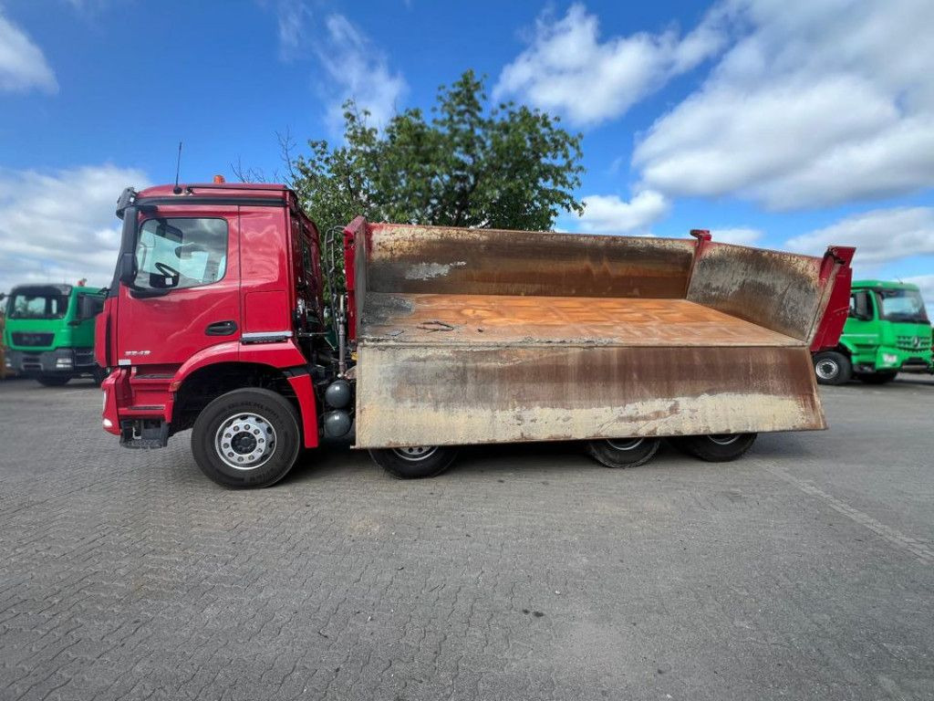 Mercedes-Benz Arocs 3243 8x4 4-Achs Kipper Bordmatik - Truk jungkit: gambar 5 Mercedes-Benz Arocs 3243 8x4 4-Achs Kipper Bordmatik - Truk jungkit: gambar 5