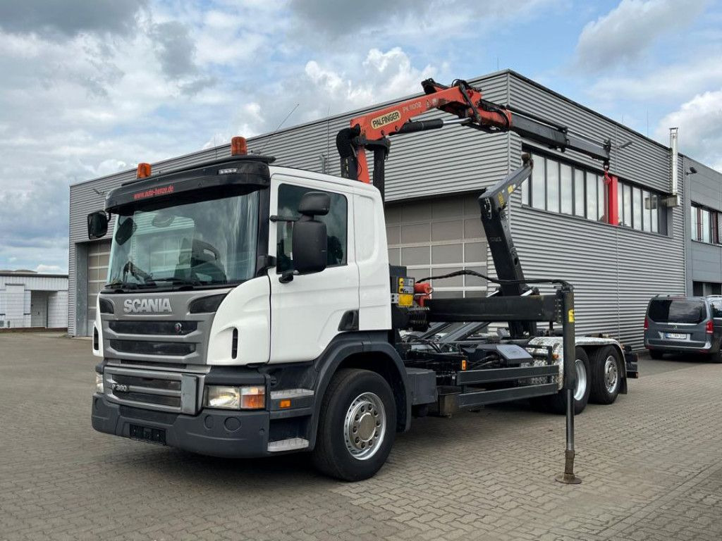Scania P 360 6x2 Abrollkipper mit Kran Lift/Lenkachse Scania P 360 6x2 Abrollkipper mit Kran Lift/Lenkachse - Hook lift, Truk derek: gambar 1 Scania P 360 6x2 Abrollkipper mit Kran Lift/Lenkachse Scania P 360 6x2 Abrollkipper mit Kran Lift/Lenkachse - Hook lift, Truk derek: gambar 1