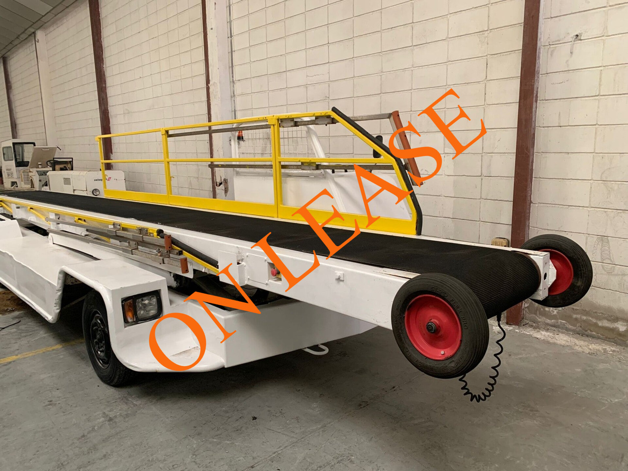 Belt Loader AMSS BL800 - Konveyor sabuk pesawat: gambar 1 Belt Loader AMSS BL800 - Konveyor sabuk pesawat: gambar 1