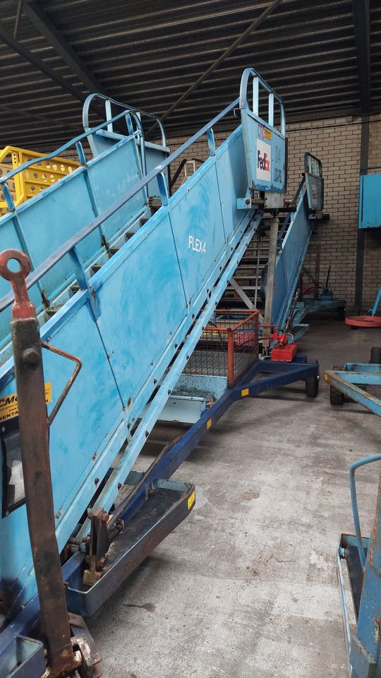 Passenger Stairs SACO 2-2.80 - Tangga pesawat: gambar 4 Passenger Stairs SACO 2-2.80 - Tangga pesawat: gambar 4