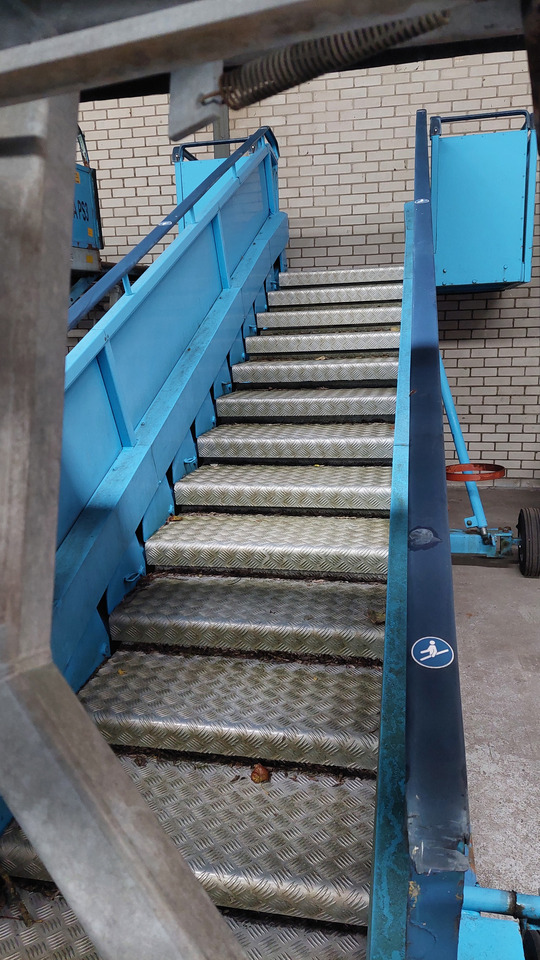 Passenger Stairs SACO 2-2.80 - Tangga pesawat: gambar 2 Passenger Stairs SACO 2-2.80 - Tangga pesawat: gambar 2