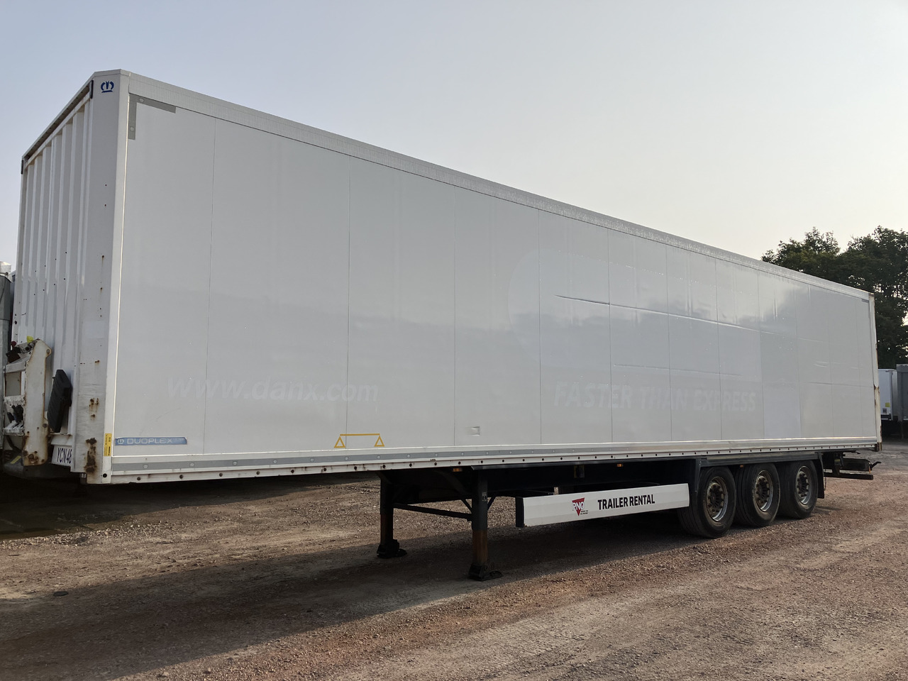 KRONE BOX - DOUPLESTOCK - Semi-trailer kotak tertutup: gambar 1 KRONE BOX - DOUPLESTOCK - Semi-trailer kotak tertutup: gambar 1