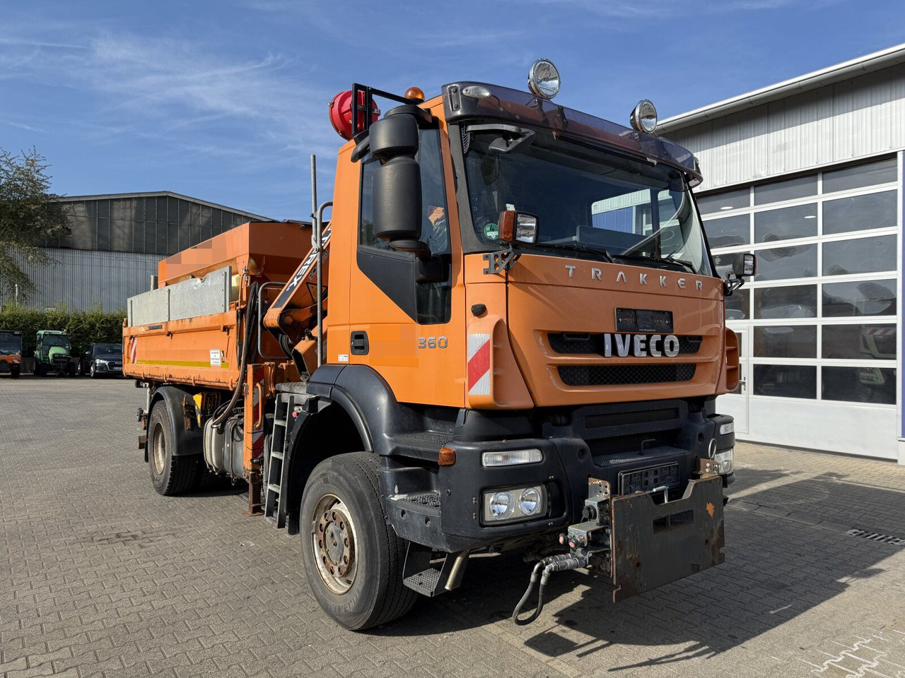 Iveco TRAKKER Kipper Kran TEREX 85.2 Salzstreuer - Truk derek: gambar 1 Iveco TRAKKER Kipper Kran TEREX 85.2 Salzstreuer - Truk derek: gambar 1