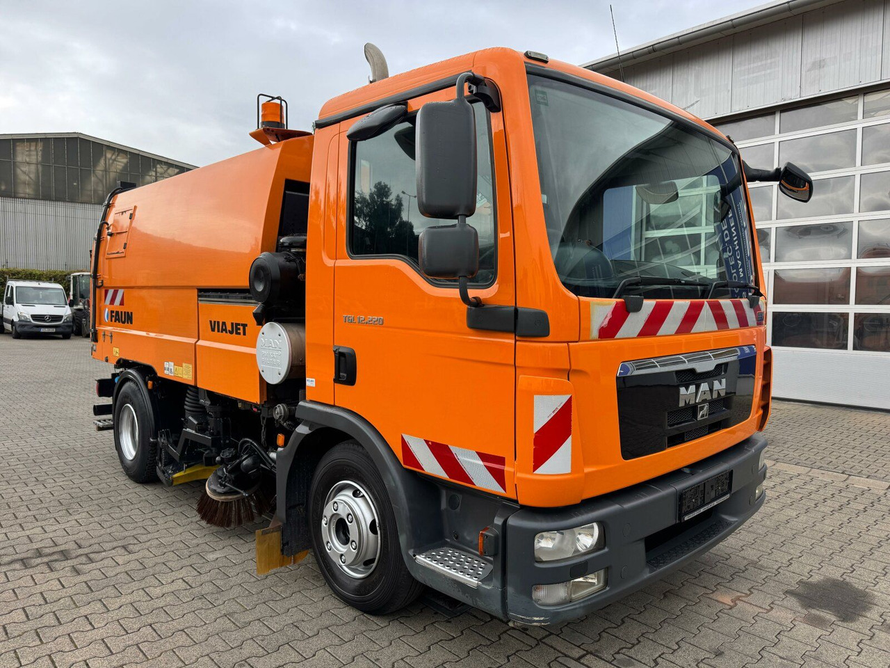 MAN 12.220 4x2 BL Kehrmaschine Viajet 5RHS - Penyapu jalan: gambar 1 MAN 12.220 4x2 BL Kehrmaschine Viajet 5RHS - Penyapu jalan: gambar 1
