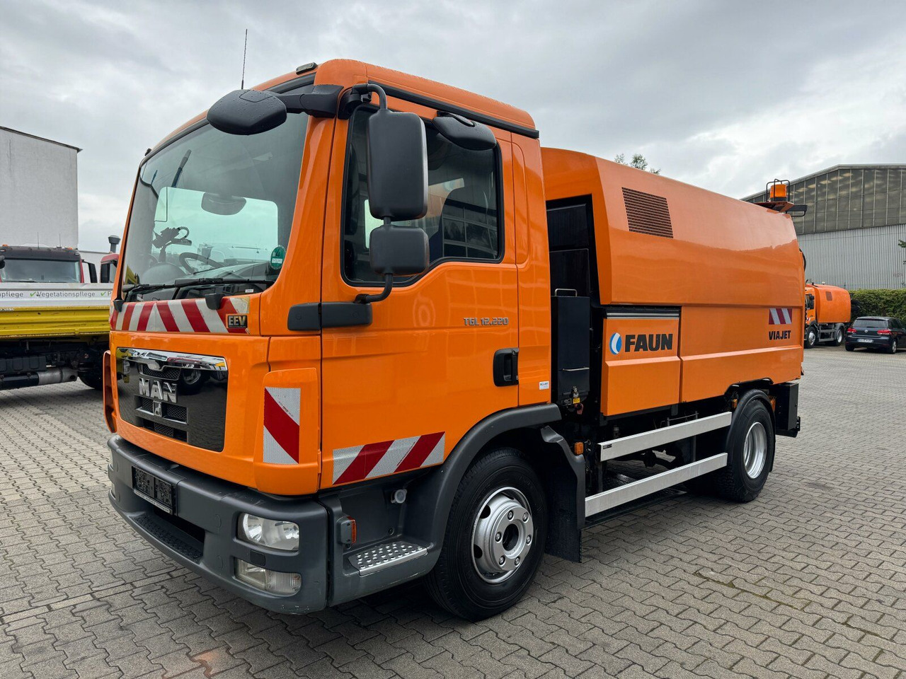 MAN 12.220 4x2 BL Kehrmaschine Viajet 5RHS - Penyapu jalan: gambar 3 MAN 12.220 4x2 BL Kehrmaschine Viajet 5RHS - Penyapu jalan: gambar 3