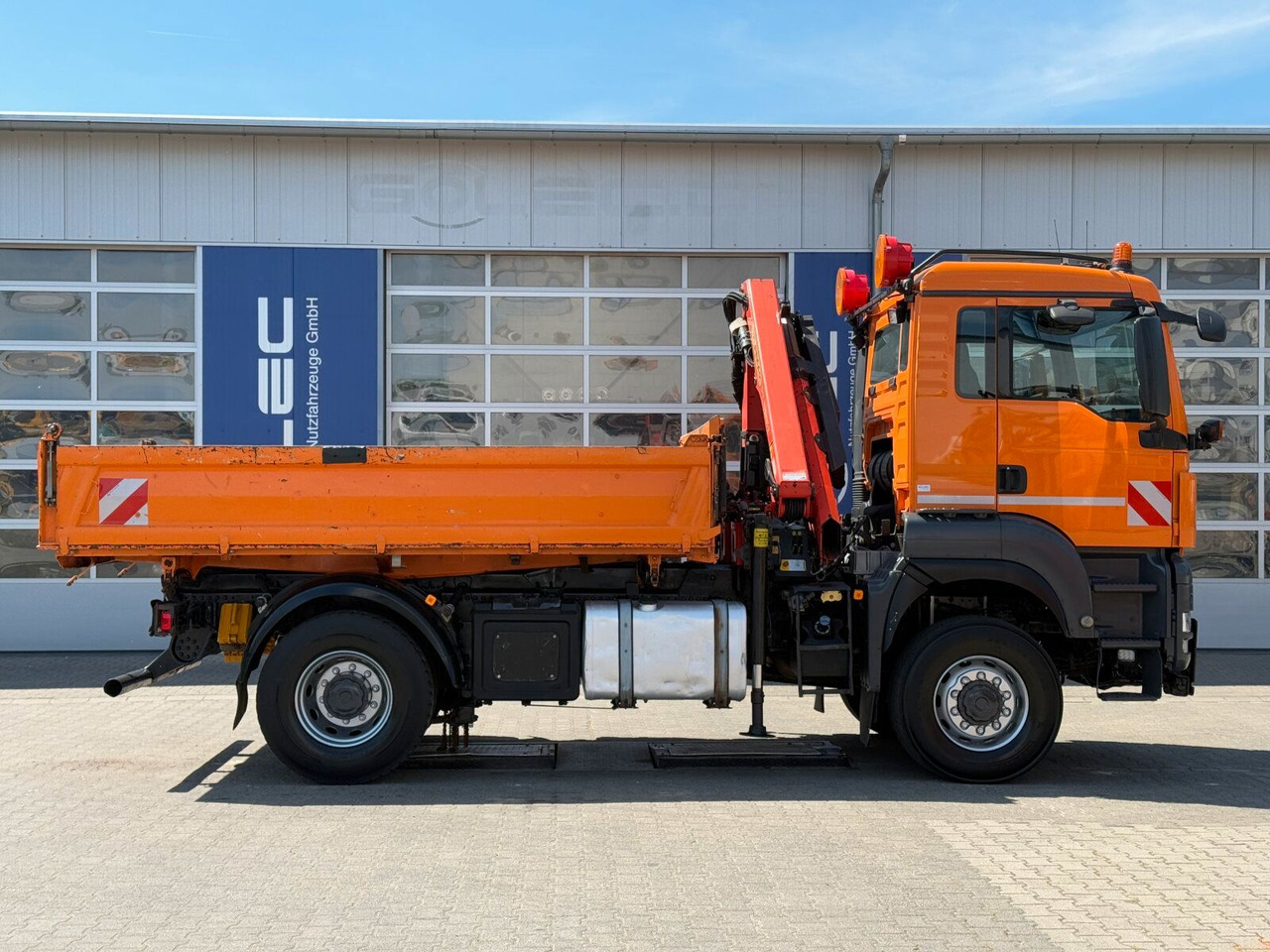 MAN TGA 18.360 4x4 Kipper Kran PALFINGER Winterd. - Truk jungkit, Truk derek: gambar 2 MAN TGA 18.360 4x4 Kipper Kran PALFINGER Winterd. - Truk jungkit, Truk derek: gambar 2