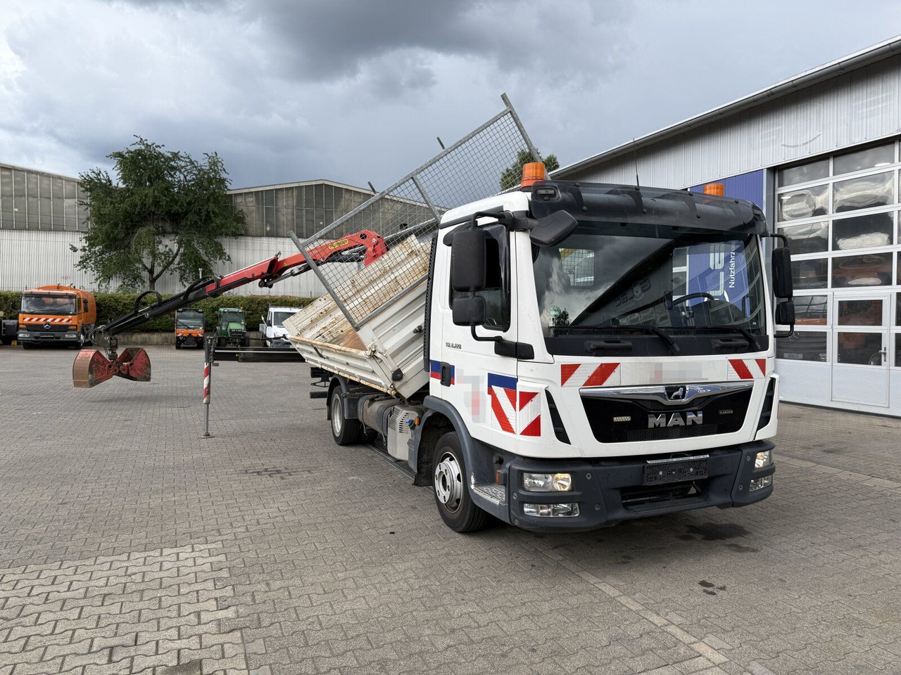 MAN TGL 8.220 4x2 Kipper Kran Palfinger 7.001-K A - Van jungkit: gambar 2 MAN TGL 8.220 4x2 Kipper Kran Palfinger 7.001-K A - Van jungkit: gambar 2