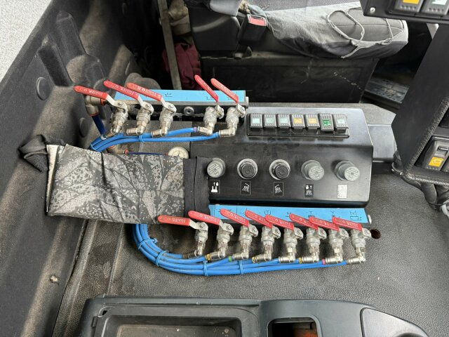 MAN TGM 18.340 Kehrmaschine FAUN VIAJET 6 HD 200 bar - Penyapu jalan: gambar 5 MAN TGM 18.340 Kehrmaschine FAUN VIAJET 6 HD 200 bar - Penyapu jalan: gambar 5