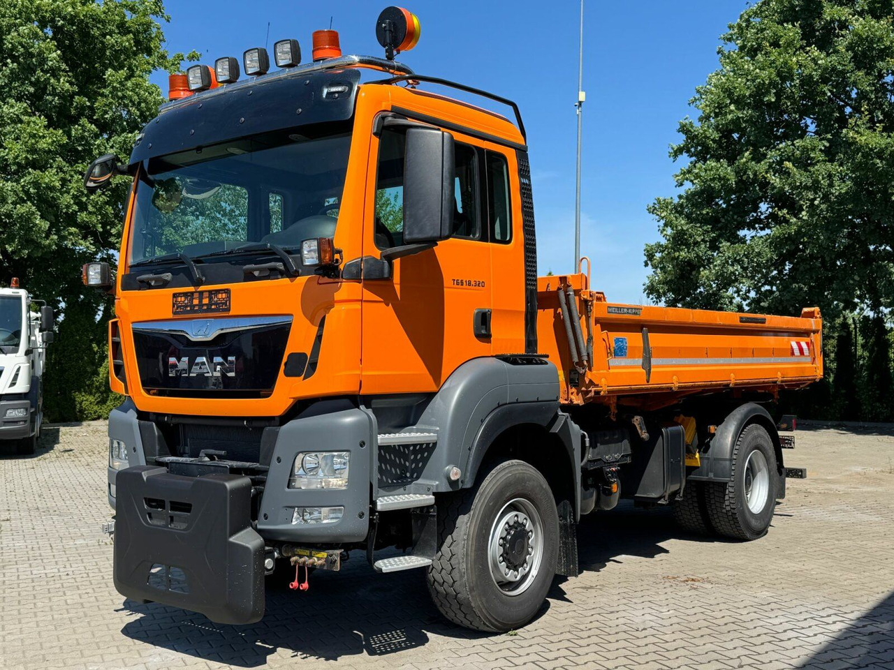 MAN TGS 18.320 4x4 BL Euro 6 Kipper + Winterdienst - Truk jungkit: gambar 2 MAN TGS 18.320 4x4 BL Euro 6 Kipper + Winterdienst - Truk jungkit: gambar 2