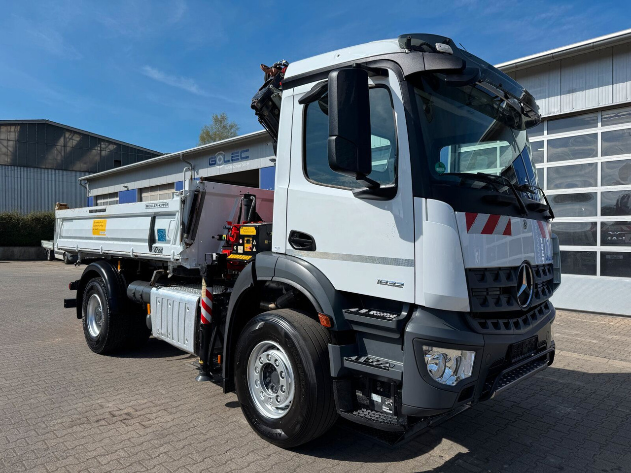 Mercedes-Benz AROCS 1832 4x2 Euro 6 Kipper Kran FASSI F120FB - Truk jungkit, Truk derek: gambar 1 Mercedes-Benz AROCS 1832 4x2 Euro 6 Kipper Kran FASSI F120FB - Truk jungkit, Truk derek: gambar 1