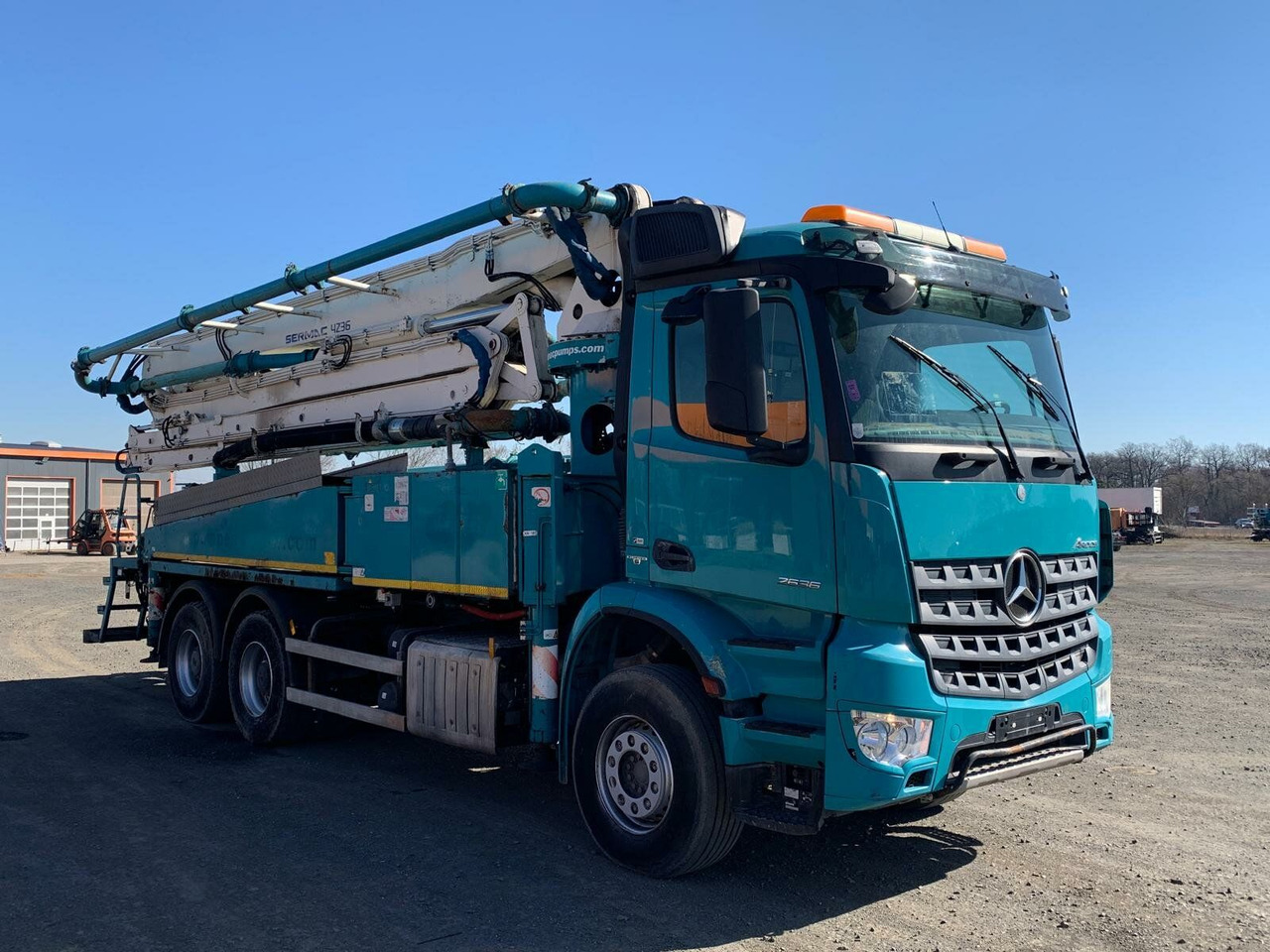 Mercedes-Benz AROCS 2636 6x4 Euro 6 Betonpumpe SERMAC 4Z36 - Truk pompa beton: gambar 2 Mercedes-Benz AROCS 2636 6x4 Euro 6 Betonpumpe SERMAC 4Z36 - Truk pompa beton: gambar 2