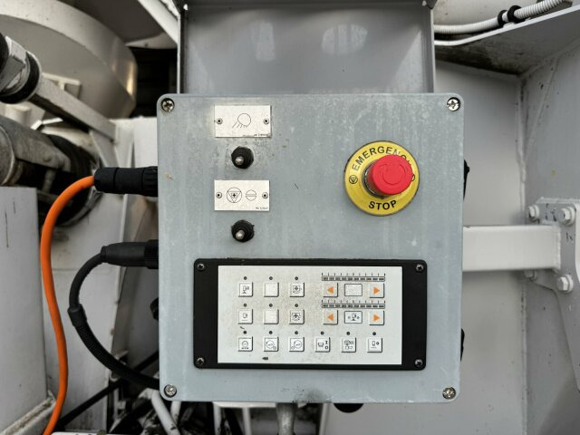 Mercedes-Benz AROCS 3243 8x4 Euro 6 Pumi Putzmeister TMM 24-3 - Truk pompa beton: gambar 3 Mercedes-Benz AROCS 3243 8x4 Euro 6 Pumi Putzmeister TMM 24-3 - Truk pompa beton: gambar 3