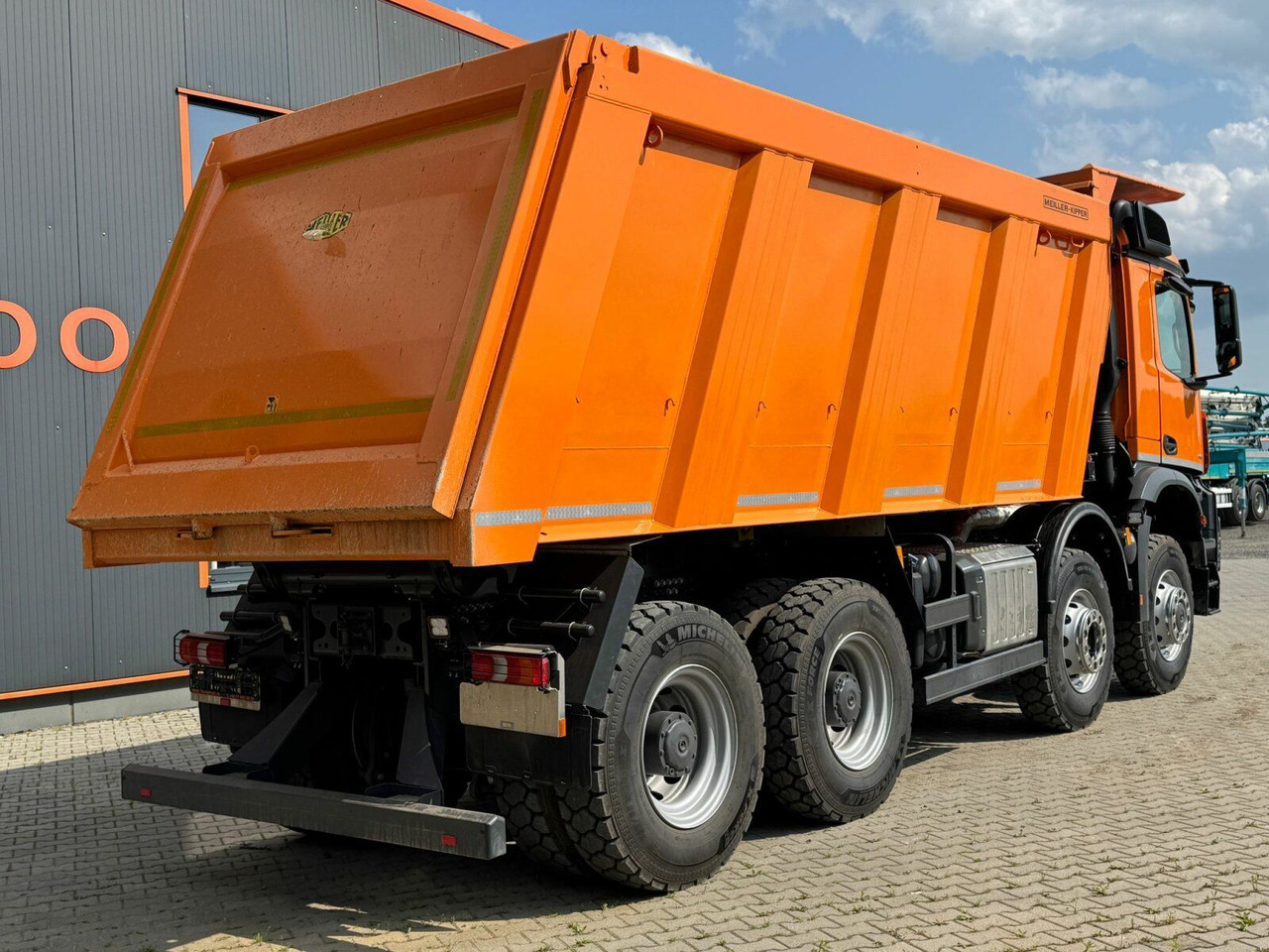 Mercedes-Benz AROCS 4851 8x6 Euro 6 Gesteinkipper MEILLER 25m³ - Truk jungkit: gambar 5 Mercedes-Benz AROCS 4851 8x6 Euro 6 Gesteinkipper MEILLER 25m³ - Truk jungkit: gambar 5
