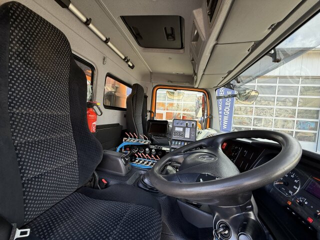 Mercedes-Benz Atego 1324 4x2 Kehrmaschine Viajet 6R/L - Penyapu jalan: gambar 2 Mercedes-Benz Atego 1324 4x2 Kehrmaschine Viajet 6R/L - Penyapu jalan: gambar 2