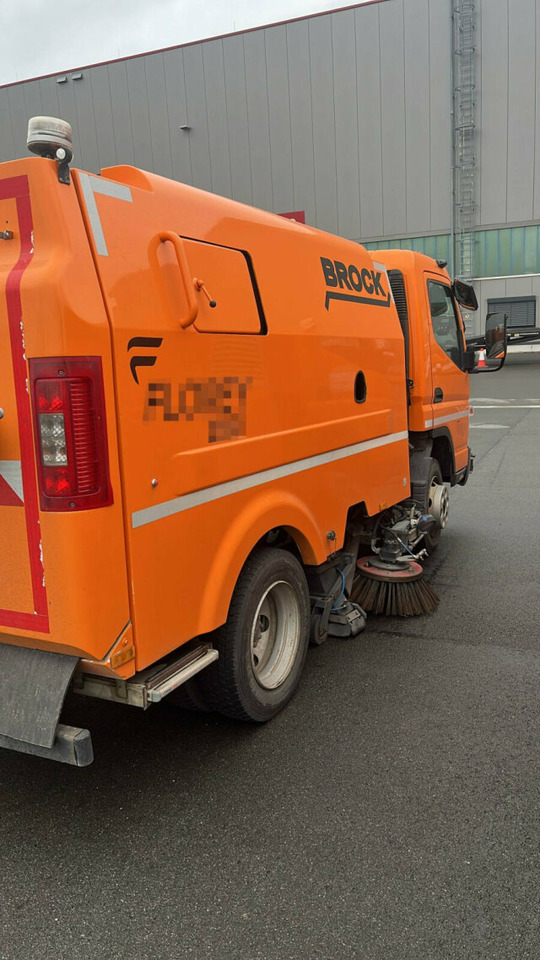 Mitsubishi Canter FUSO Kehrmaschine BROCK SL140 4 m³ - Penyapu jalan: gambar 3 Mitsubishi Canter FUSO Kehrmaschine BROCK SL140 4 m³ - Penyapu jalan: gambar 3