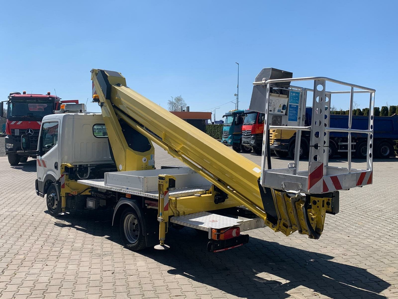 Nissan Cabstar 4x2 Ruthmann Steiger TB 270 - Platform udara yang dipasang di truk: gambar 4 Nissan Cabstar 4x2 Ruthmann Steiger TB 270 - Platform udara yang dipasang di truk: gambar 4