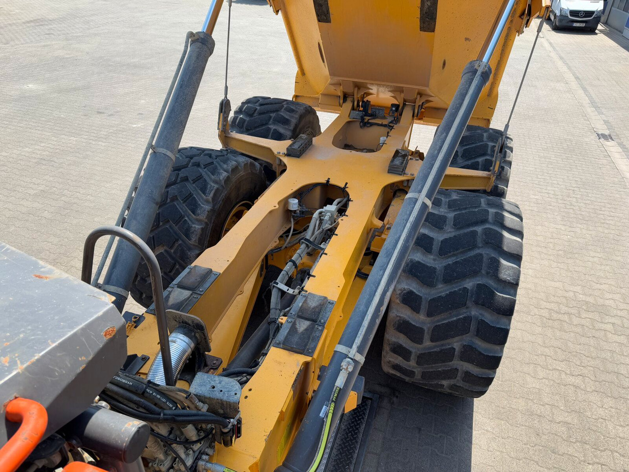 Tempat sampah artikulasi Volvo A25G Dumper 22,7 Ton 2.957 Stunden: gambar 23
