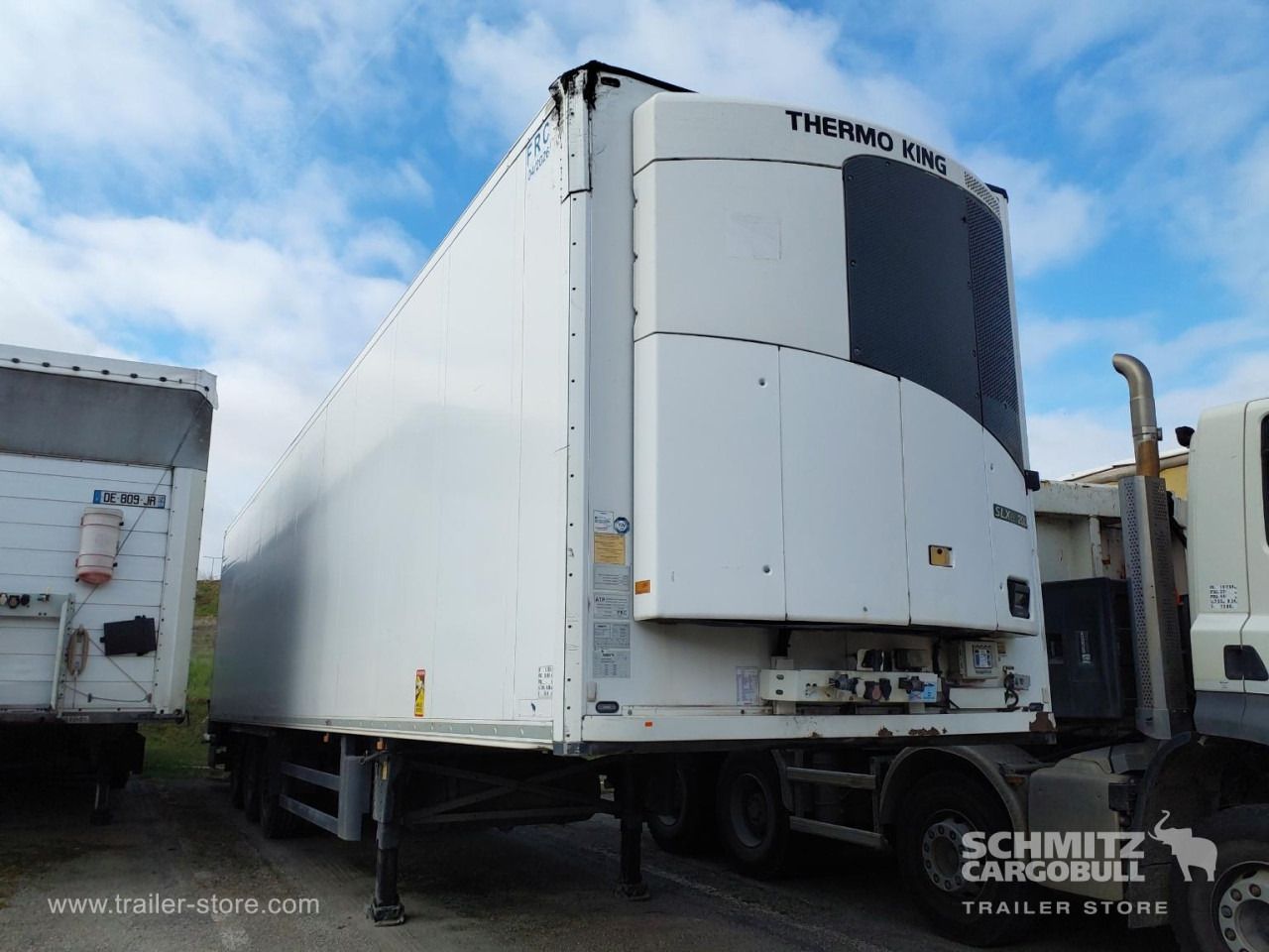 SCHMITZ Reefer Standard Taillift - Semi-trailer isotermal: gambar 2 SCHMITZ Reefer Standard Taillift - Semi-trailer isotermal: gambar 2