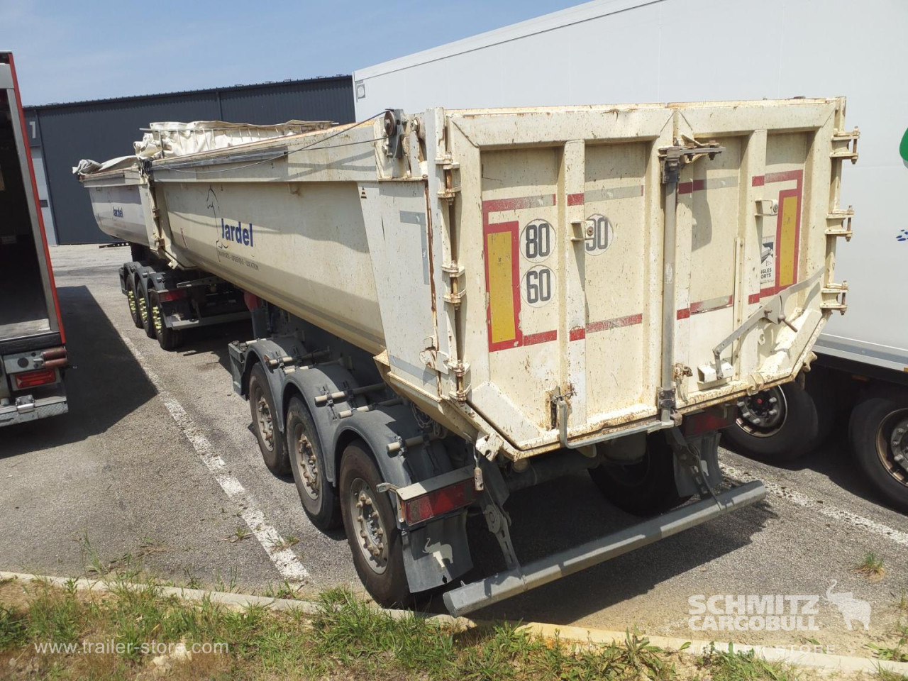 SCHMITZ Tipper Steel half pipe body 26m³ - Semi-trailer jungkit: gambar 4 SCHMITZ Tipper Steel half pipe body 26m³ - Semi-trailer jungkit: gambar 4