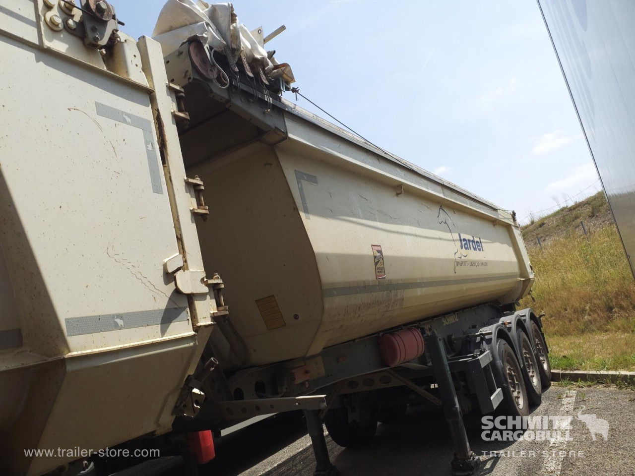 SCHMITZ Tipper Steel half pipe body 26m³ - Semi-trailer jungkit: gambar 2 SCHMITZ Tipper Steel half pipe body 26m³ - Semi-trailer jungkit: gambar 2
