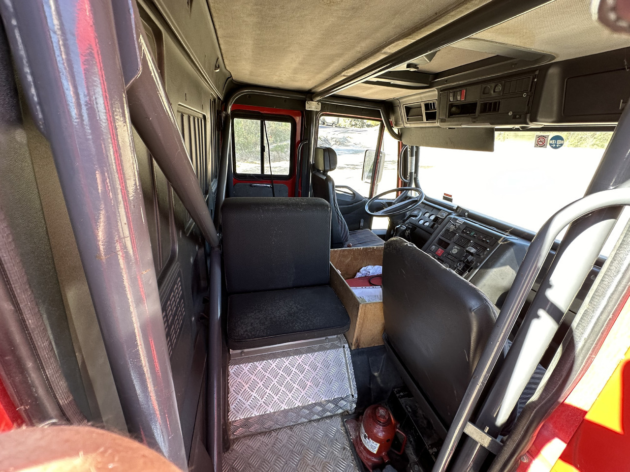 Truk pemadam kebakaran IVECO EUROCARGO 190E30. 4x4: gambar 10 Truk pemadam kebakaran IVECO EUROCARGO 190E30. 4x4: gambar 10