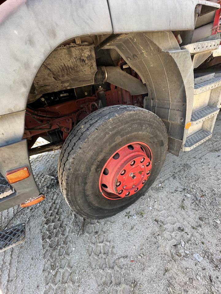 Truk pemadam kebakaran IVECO EUROCARGO 190E30. 4x4: gambar 13 Truk pemadam kebakaran IVECO EUROCARGO 190E30. 4x4: gambar 13