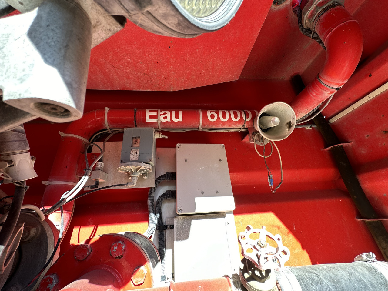 Truk pemadam kebakaran IVECO EUROCARGO 190E30. 4x4: gambar 15 Truk pemadam kebakaran IVECO EUROCARGO 190E30. 4x4: gambar 15