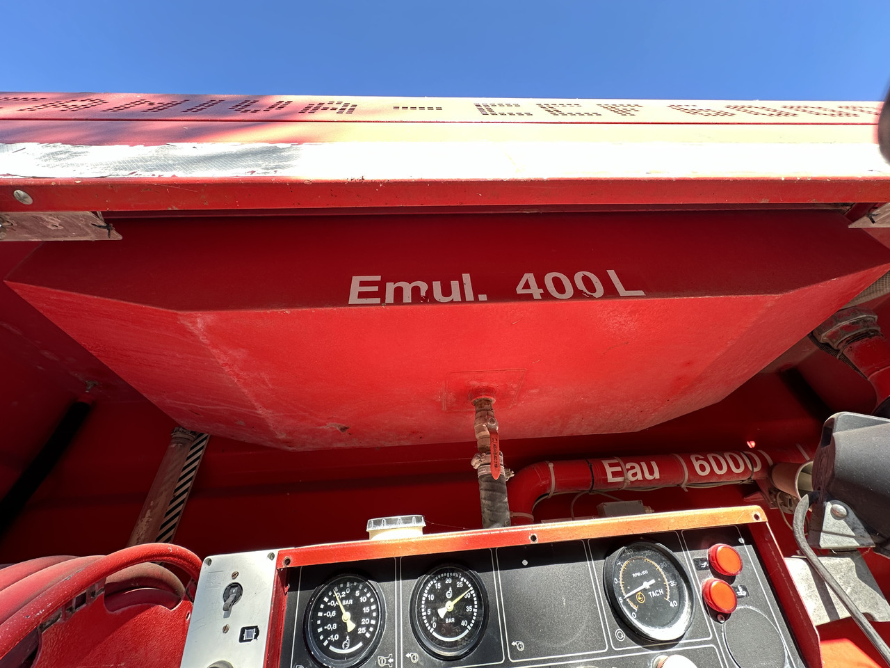 Truk pemadam kebakaran IVECO EUROCARGO 190E30. 4x4: gambar 16 Truk pemadam kebakaran IVECO EUROCARGO 190E30. 4x4: gambar 16