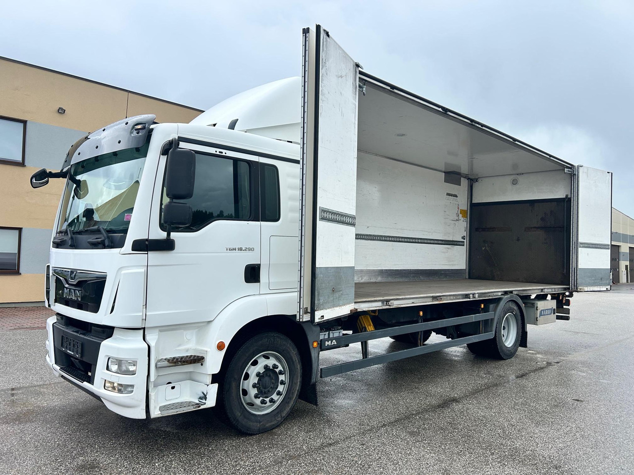 MAN TGM 18.290 - Truk box: gambar 4 MAN TGM 18.290 - Truk box: gambar 4