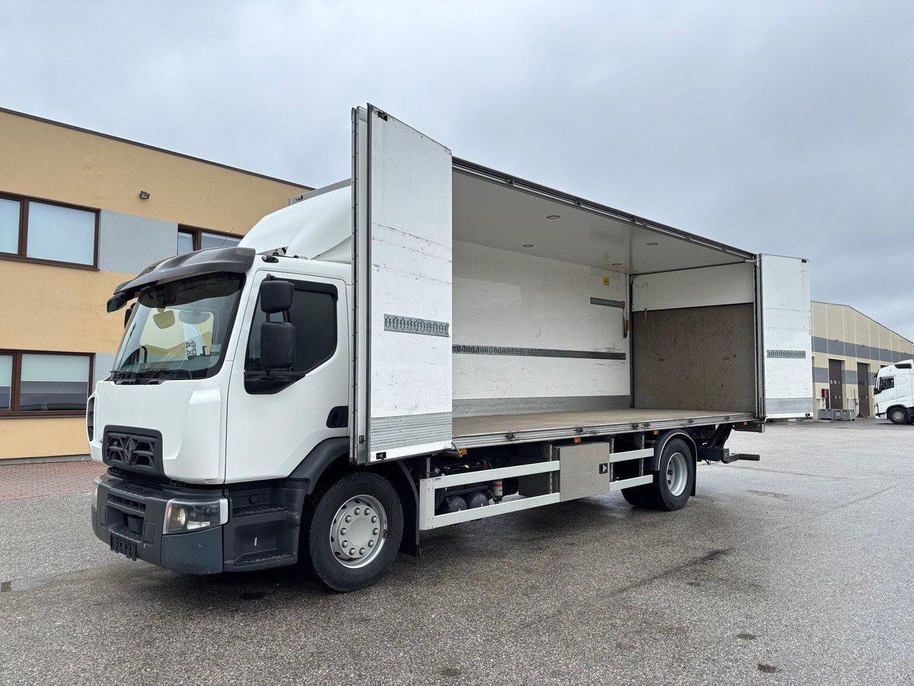 RENAULT D WIDE 320 - Truk box: gambar 4 RENAULT D WIDE 320 - Truk box: gambar 4