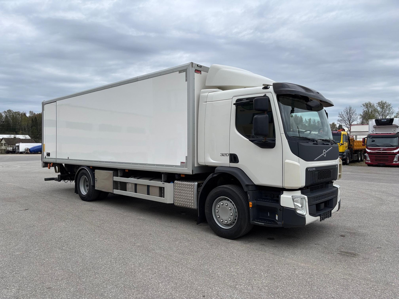 VOLVO FE320 - Truk box: gambar 1 VOLVO FE320 - Truk box: gambar 1