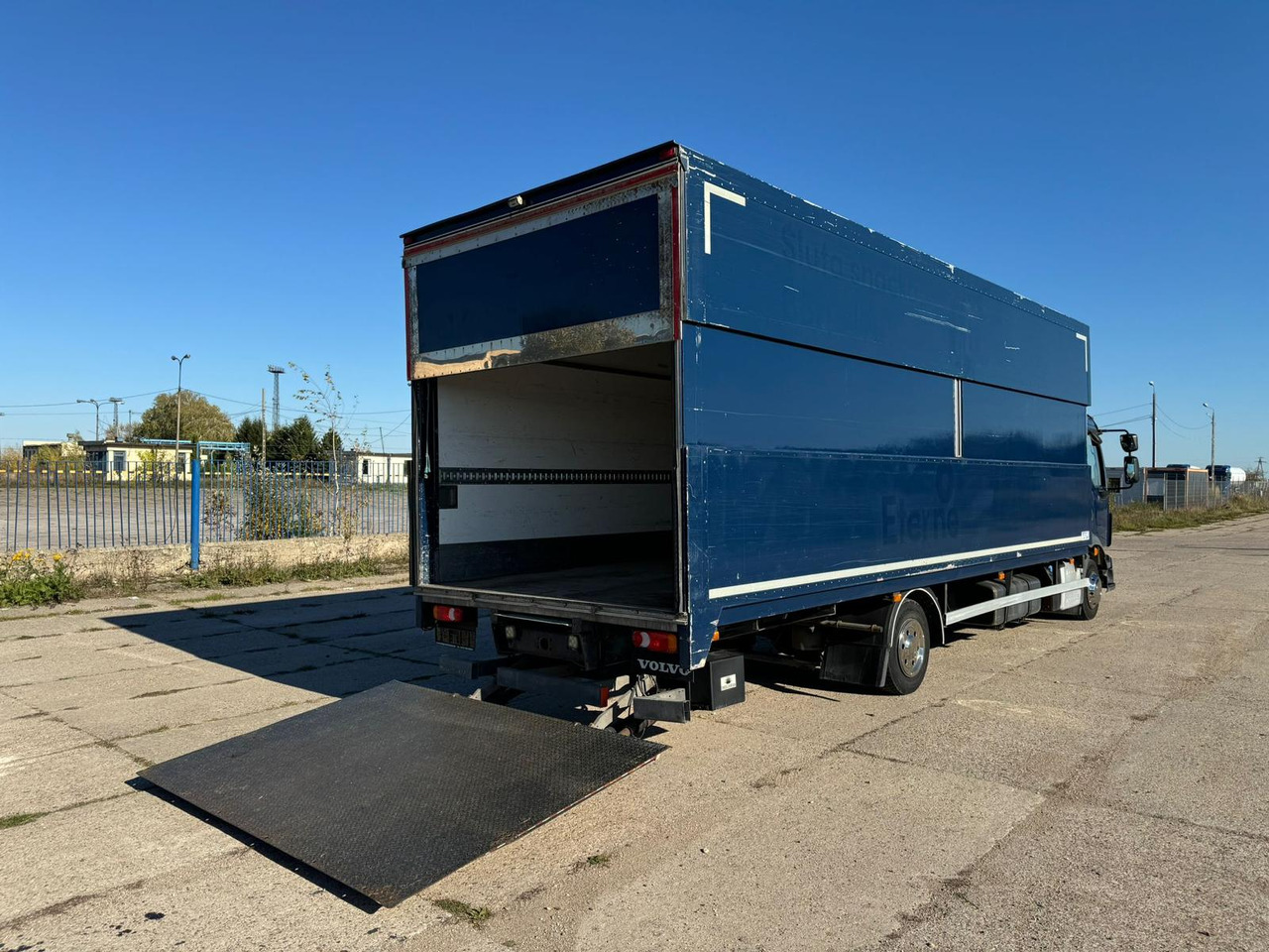 VOLVO FL 240 - Truk box: gambar 3 VOLVO FL 240 - Truk box: gambar 3