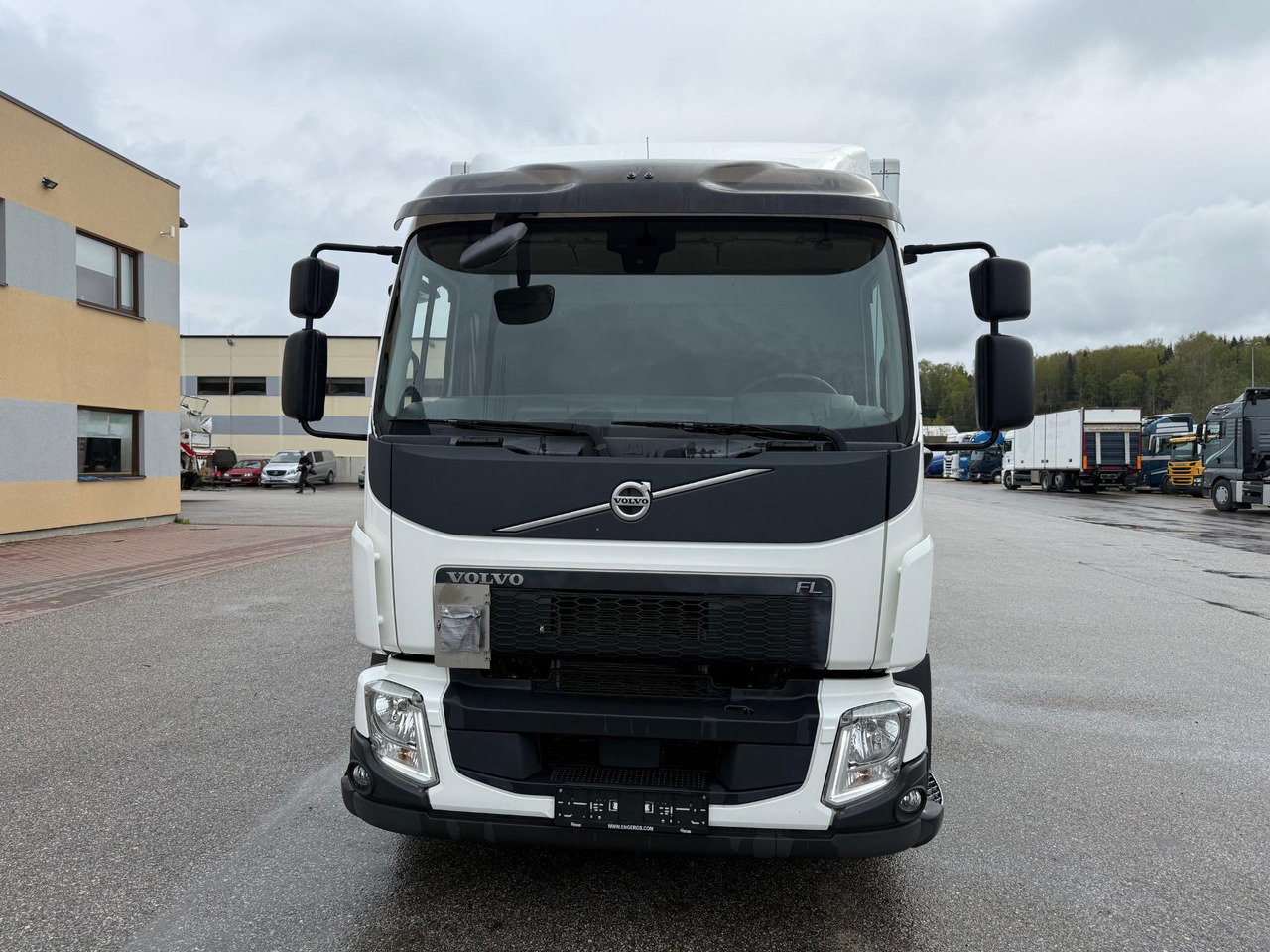 VOLVO FL250 - Truk box: gambar 3 VOLVO FL250 - Truk box: gambar 3
