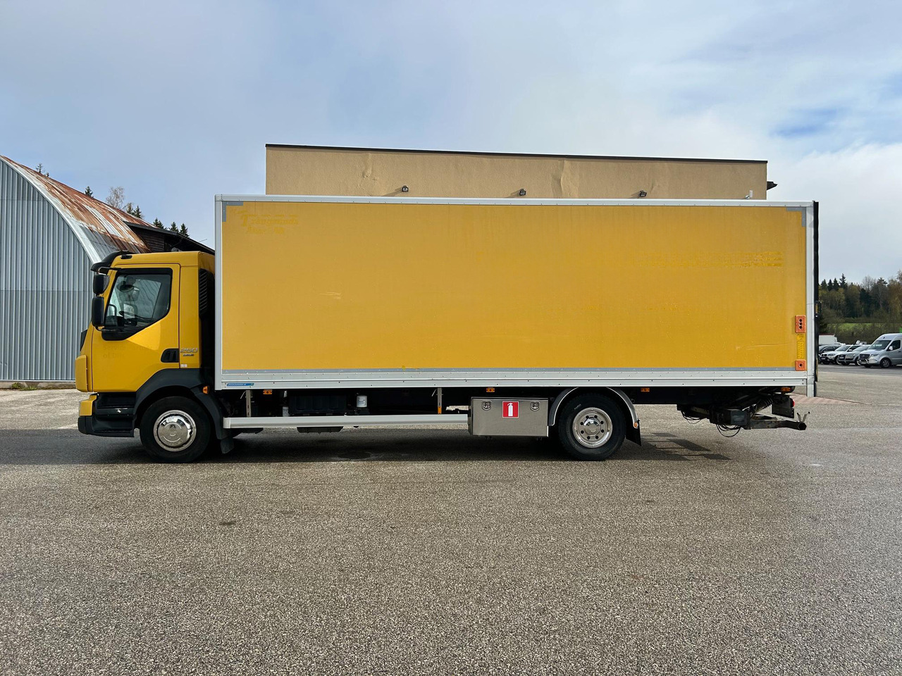 VOLVO FL250 - Truk box: gambar 2 VOLVO FL250 - Truk box: gambar 2