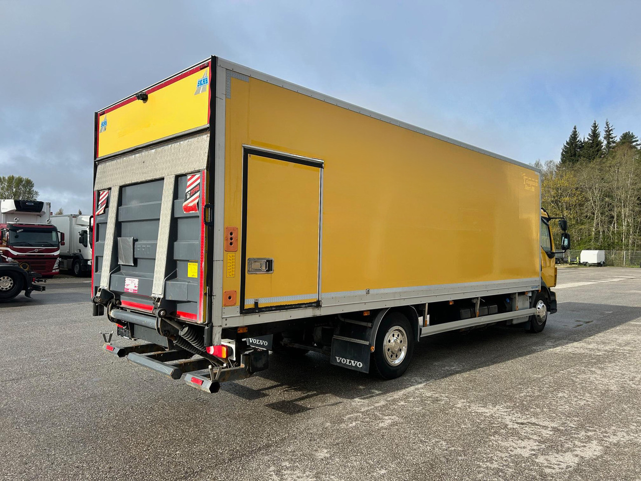 VOLVO FL250 - Truk box: gambar 5 VOLVO FL250 - Truk box: gambar 5